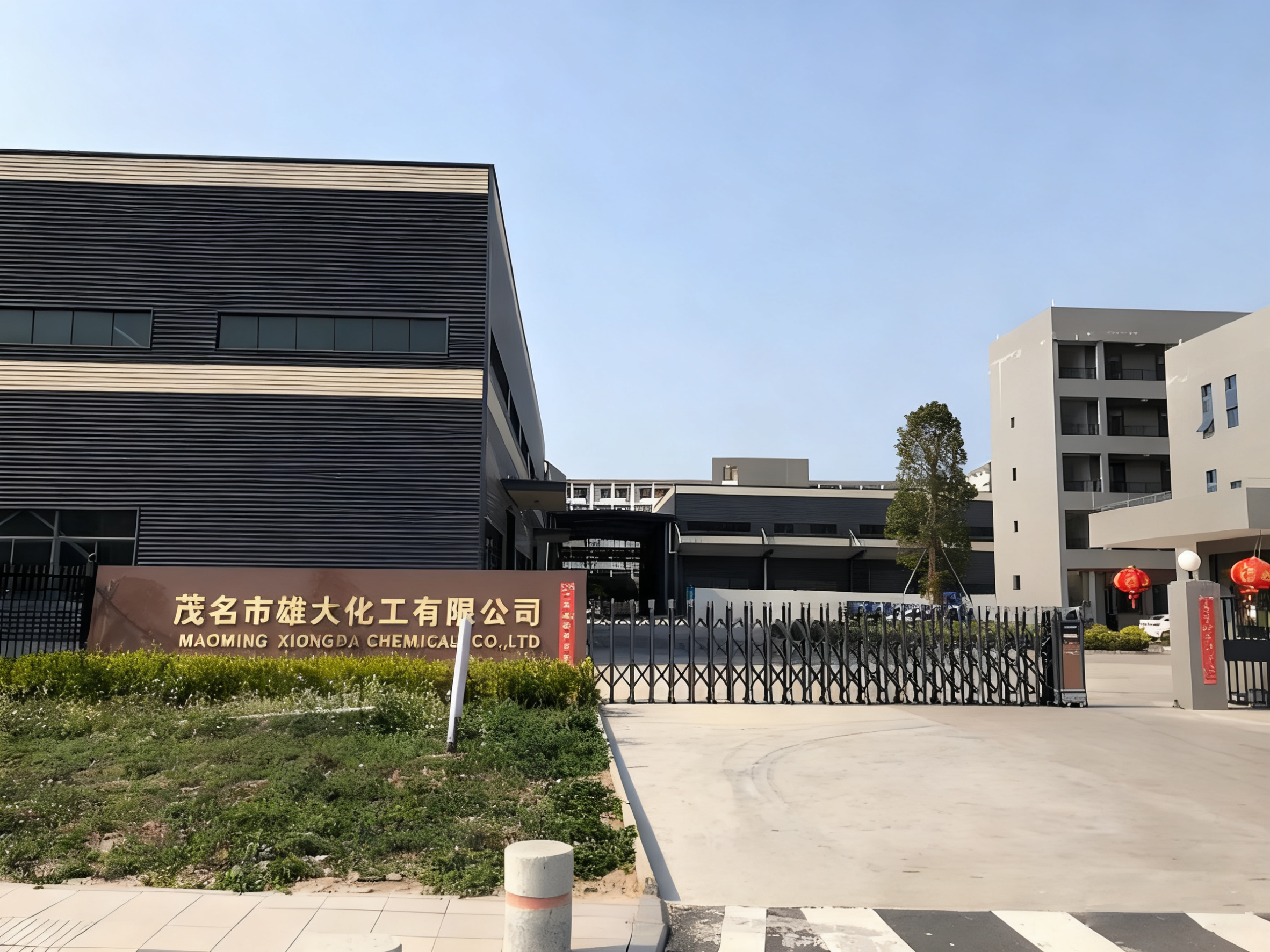 现代化生产车间，有多台自动化设备